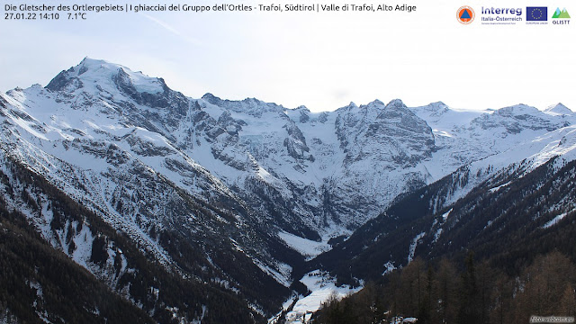 Nella zona dell'Ortles, i versanti esposti a nord sono fortemente segnati dal vento. I ghiacciai e il terreno esposti sono stati spazzati dal vento. (Foto: https://www.foto-webcam.eu/webcam/trafoi/ , 27.01.2022)