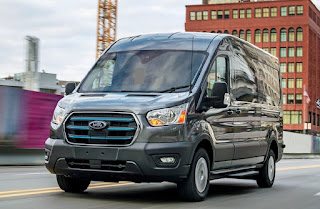 Ford Transit-это полноразмерный фургон, доступный в грузовых, экипажных и пассажирских конфигурациях. Как следует из названия, Ford E-Transit 2022-это электрифицированная версия того же фургона