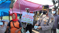 Polres Pelabuhan Belawan Bagikan Masker Kepada Warga Dan Pedagang