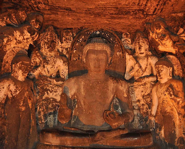 Imagen 858A | El Tathagata flanqueado por bodhisattvas. Cueva 4, Cuevas de Ajaṇṭā, Mahārāṣtra, India | Karthikeyan.pandian / Attribution-Share Alike 3.0 Unported