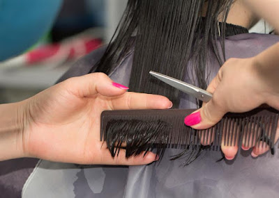 Os cabelos crescem pela raiz e, por isso, cortar as pontas não fará diferença na velocidade do crescimento dos fios. O que acontece é que os cabelos aparentam mais saudáveis após o corte.