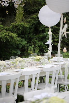 Mesas preparadas para recepción de boda en exterior