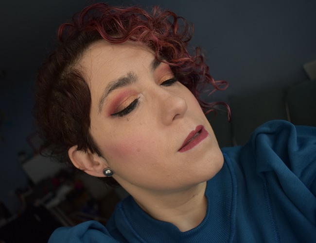 Maquillaje en tonos rojizo, verde y dorado