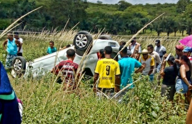 Médica capota veículo em estrada vicinal de Várzea da Roça