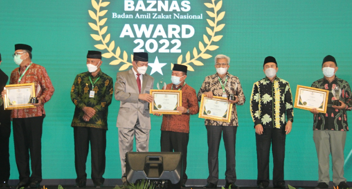 Gubernur Al Haris Terima Penghargaan BAZNAS AWARD 2022