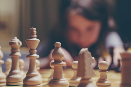 L'humain a-t-il encore la main sur les échecs ? - Photo © Michał Parzuchowski/Unsplash