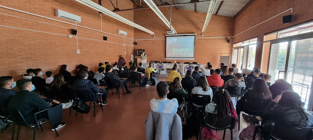 L' Amal Uali presenta el programa Women Techmakers a l'Institut Torrevicens de Lleida