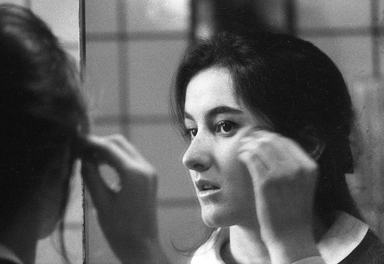 1968 Adita, maquillandose