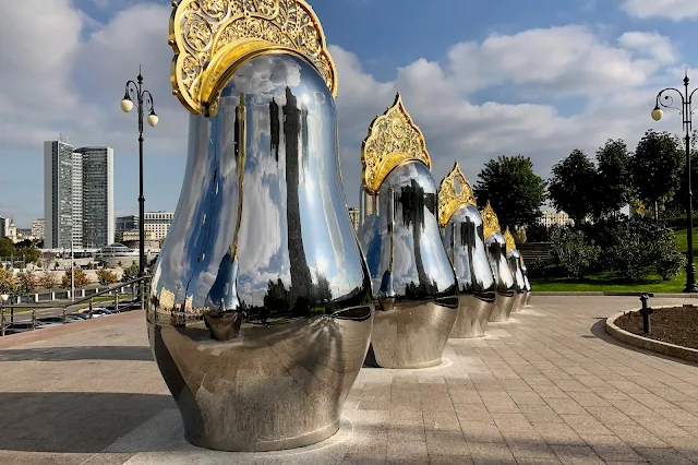 набережная Тараса Шевченко, крыша конгресс-парка гостиницы Radisson Collection Moscow, зеркальные матрешки