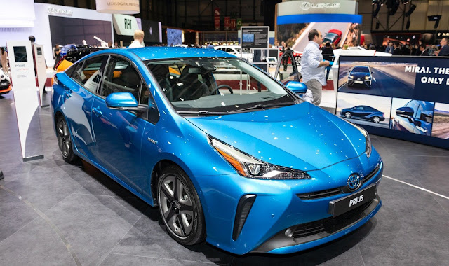 2018 Toyota Prius IV (XW50, facelift 2018) 1.8 (122 Hp) Hybrid e-CVT