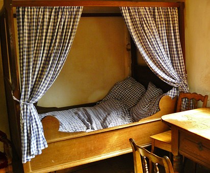 Jika Anda menginginkannya, Anda juga bisa menambahkan kanopi pada tempat tidur sebagai salah satu cara terbaik untuk menampilkan kesan atau suasana yang diinginkan. Anda bisa menambahkan jaring nyamuk untuk lebih menonjolkan kesan yang dimaksud. Keberadaan jaring nyamuk juga membantu Anda terlindungi dari gigitan nyamuk.