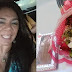 Mulher recebe buquê com chocolate e morre após comer o doce