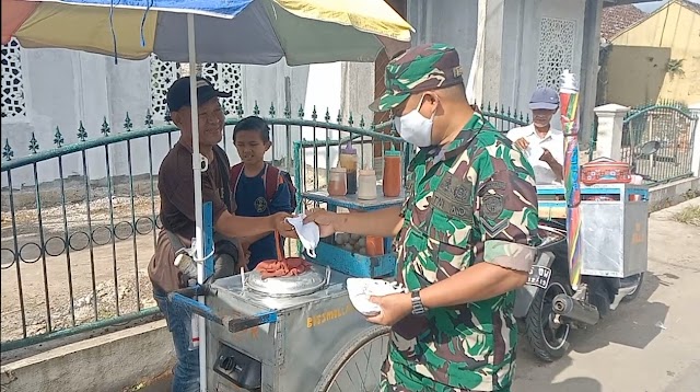 SERDA ANDRIANIS LAKSANAKAN GIAT BAGI-BAGI MASKER KEPADA PENJUAL MAKANAN KELILING DI DESA BOJONGASIH