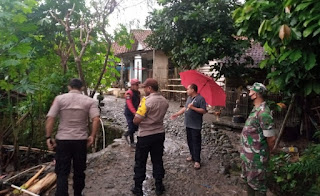 Hujan Lebat, Tembok Rumah Warga Sempor Jebol, Air Mengalir di Dalam Rumah