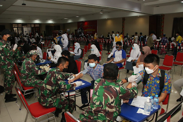 Kapolda bersama Forkopimda Kepri dan Batam Kunjungi Vaksinasi Massal Tingkat Pelajar Yang Digelar Binda Provinsi Kepri