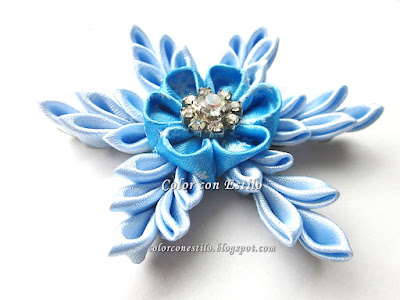 Flores con cintas kanzashi