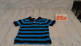 中古品　子供服　９５ｃｍ　ブラック×ブルー　ボーダー　半袖シャツ　２２０円