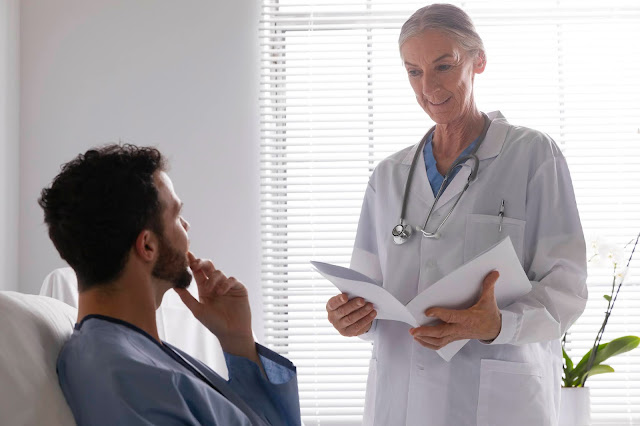 Doctora con un paciente