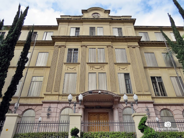 Perspectiva inferior e ampla da fachada do tradicional Colégio Marista Arquidiocesano na Vila Mariana