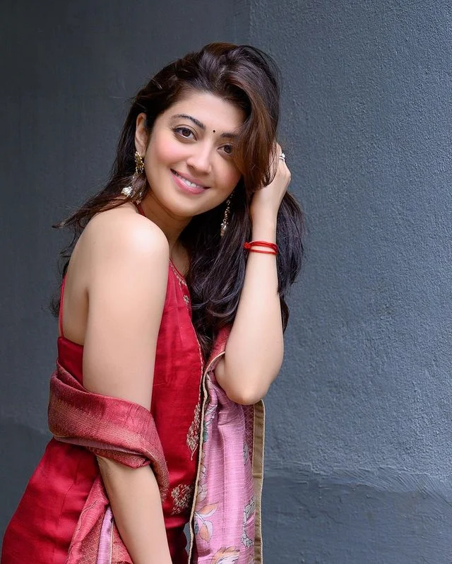 18 Hot & Sizzling Photo’s of Pranitha | Pranitha Subhash Hot, Sexy & Latest Photos