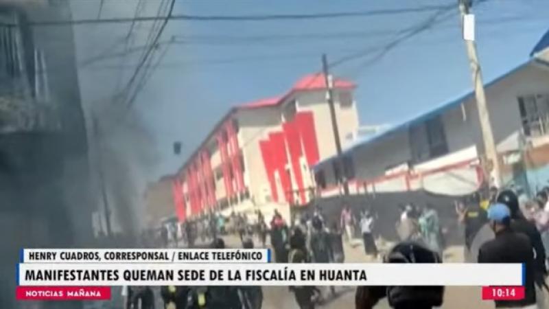 Perú: Manifestantes asaltan la Fiscalía de Huanta, en Perú, en protesta por la liberación de acusados de asesinato