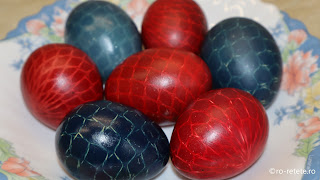 Reteta perfecta pentru ouale vopsite de pasti retete aperitiv oua colorate in plasa rosii albastre galbene verzi,