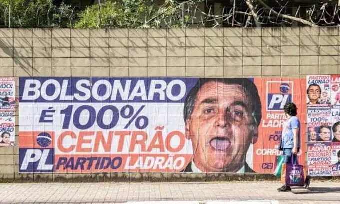  Bolsonarista se irrita com cartaz que chama presidente de '100% Centrão'