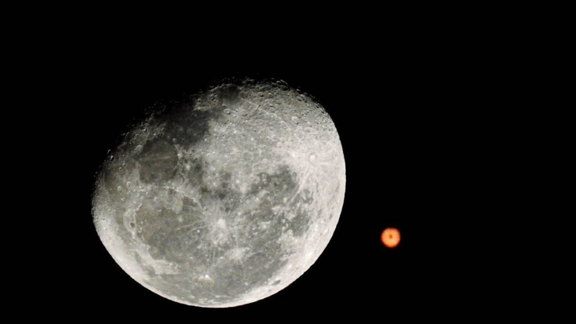 El 2021 se despide con un 'beso' entre la Luna y Marte