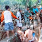 Babinsa Songgajah Pimpin Gotong Royong Bersihkan Dampak Bencana Banjir