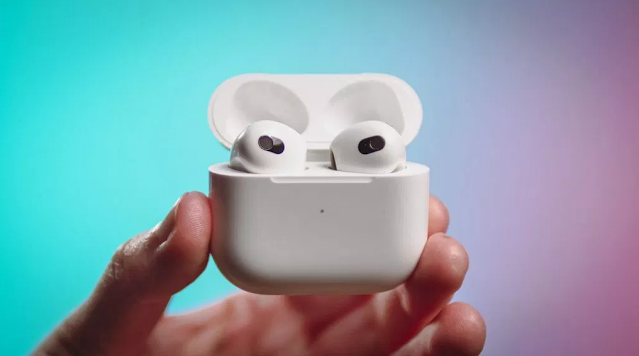 تقوم آبل بتحديث البرنامج الثابت لـ AirPods 3 إلى الإصدار 4C170