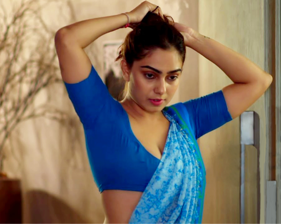 Dinky Kapoor Saree Model