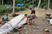 Pasca Banjir Luapan Sungai Kreung Ulim,Babinsa 22/Ulim Lakukan Pembersihan Rumah Warga 