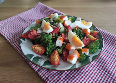 Ensalada de brocoli con huevo duro, surimi y cherrys _Dietnattule _Marisol San Juan