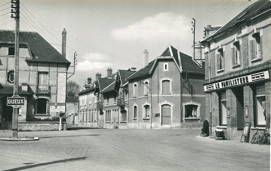 Virage de Gueux, Place de Lacs “Le Familistère”