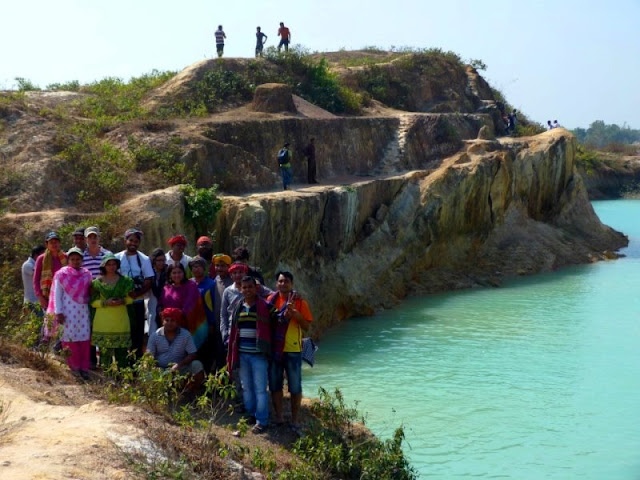 ভ্রমণ বাংলাদেশ দল চীনামাটির পাহাড়ের পাশে