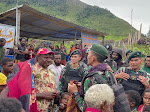 Prajurit Siliwangi Raider 300/Bjw Selama Bertugas di Papua senantiasa bantu Warga setempat