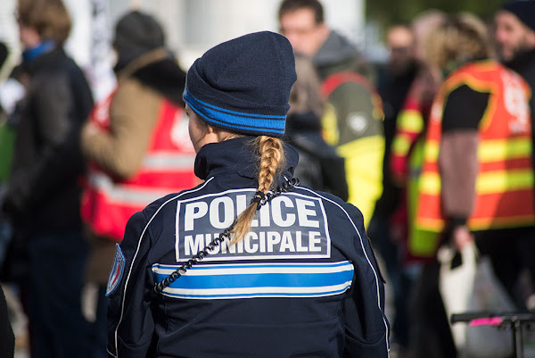 Libourne (Gironde) : Une policière municipale frappée à coups de poing au visage lors d’une intervention