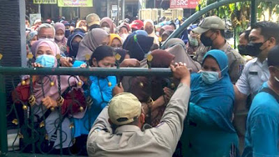 Memilukan! Demi Minyak Goreng Murah, Emak-emak di Tuban Rela Dorong-dorongan dengan Petugas