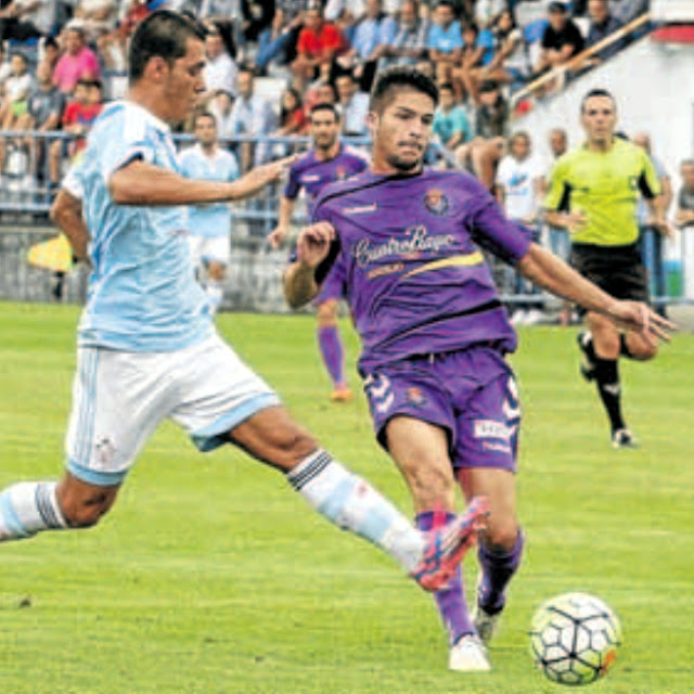 Caye Quintana disputa un balón con un jugador rival. REAL CLUB CELTA DE VIGO B 0 REAL VALLADOLID C. F. 3. 29/07/2015. Partido amistoso. Mondariz, Pontevedra, campo A Lagoa.