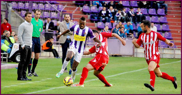 Bergdich intenta zafarse de dos jugadores del Girona. REAL VALLADOLID C. F. 2 GIRONA F. C. 1. Domingo 02/11/2014. Campeonato de Liga de 2ª División, jornada 11. Valladolid: estadio José Zorrilla