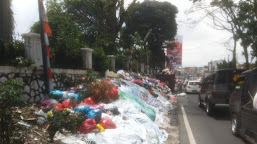 Warga Cipanas keluhkan tumpukan sampah hingga membusuk dan berair