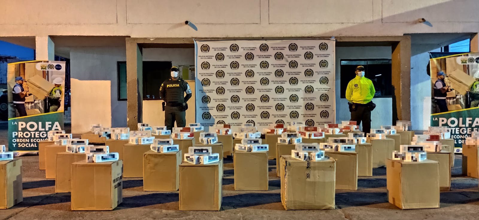 https://www.notasrosas.com/Policía Guajira incauta cigarrillos por valor de más de 57 millones de pesos, camuflados entre bultos de sal