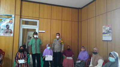 Kapolsek Rajeg Polresta Tangerang Akp Nurjaman, SH melakukan pengamanan pengamanan Pembagain Bantuan Sosial Tunai Tahap 1 tahun 2022 di Kantor Desa Lembang Sari