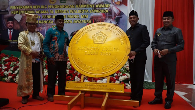 Pemkot Jayapura Terima Penghargaan Harmony Award 2020 dari Kementerian Agama.lelemuku.com.jpg