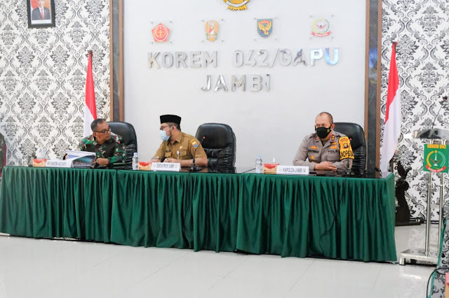 Kapolda Jambi menghadiri Rapat evaluasi penanganan karhutla di Makorem 042 /Gapu Jambi