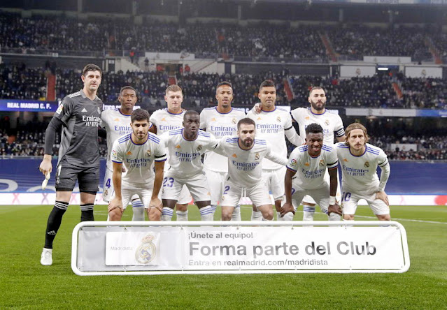 REAL MADRID C. F. Temporada 2021-22. Thibaut Courtois, David Alaba, Toni Kroos, Ëder Militao, Casemiro, Karim Benzema. Marco Asensio, Ferland Mendy, Dani Carvajal, Vinicius jr., Luka Modric. REAL MADRID C. F. 2 CLUB ATLÉTICO DE MADRID 0 Domingo 12/12/2021, 21:00 horas. Campeonato de Liga de 1ª División, jornada 17. Madrid, estadio Santiago Bernabéu: 51.024 espectadores. Entrenadores: Real Madrid: Carlo Ancelotti. Atlético de Madrid: Diego Pablo Simeone. Árbitro: Antonio Miguel Mateu Lahoz, Valencia. GOLES: 1-0: 16’, Karim Benzema. 2-0: 57’, Marco Asensio.