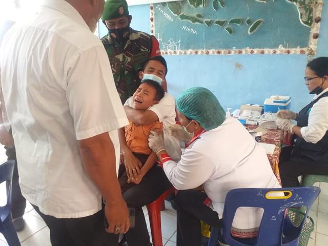 Vaksinasi Kepada Anak Sekolah Dasar TUrut Didampingi Personel Jajaran Kodim 0207/Simalungun