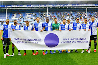 DEPORTIVO ALAVÉS. Temporada 2021-22. Laguardia, Rubén Duarte, Luis Rioja, Lejeune, Loum, Pacheco, Antonio Moya, Pere Pons, Edgar Méndez, Martín Aguirregabiria, Joselu. Los jugadores del Alavés exhiben una pancarta contra la violencia de género. DEPORTIVO ALAVÉS 1 REAL CLUB CELTA DE VIGO 2. Sábado 27/11/2021, 14:00 horas. Campeonato de Liga de 1ª División, jornada 15. Vitoria, Álava, estadio de Mendizorroza: 10.093 espectadores. GOLES: 0-1: 11’, Santi Mina. 1-1: 21’, Joselu. 1-2: 70’, Iago Aspas.