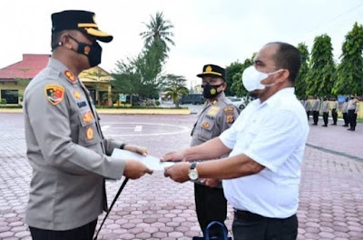Kapolres Aceh Timur Berikan Penghargaan Kepada Forkopimcam Peureulak Atas Capain Vaksinasi Tertinggi