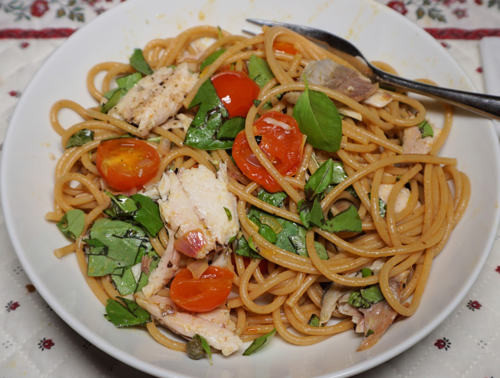 Spaghetti with mackerel and cherry tomatoes